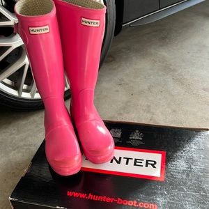 Lightly worn Hunter original gloss tall rain boots in fuchsia, size 7